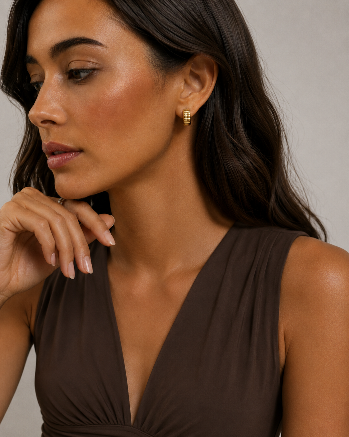 Model wearing the Echo Hoops — chunky ribbed gold hoops — Zoé Jewelry.